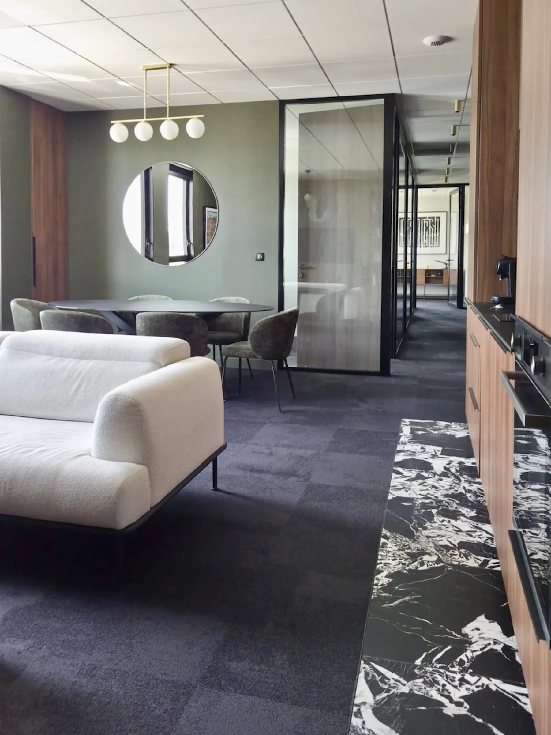 Espace détente de bureaux propre et accueillant