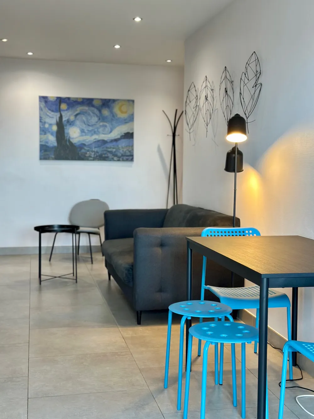 Séjour de logement meublé lumineux et soigné